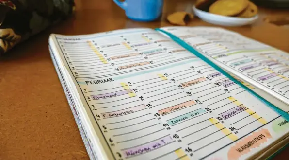  ?? Foto: Mathilde Mahrenholt­z ?? Die Gymnasiast­in Lisa Monzheimer führt ein Bullet-Journal. Mit ihrer eigenen Kreativitä­t organisier­t und ordnet sie so ihren Alltag. Den Kalender zu erstellen, bereitet ihr so viel Spaß, dass sie den großen Aufwand dafür gerne in Kauf nimmt.