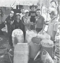  ??  ?? BEKUNSI BEREKAT: Wan (dua kana) nyuaka bantu ngagai Tomi.