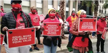  ??  ?? NEHAWU members protest outside the legislatur­e offices.