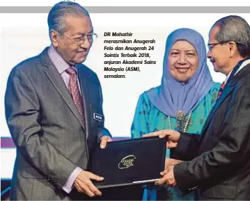  ??  ?? DR Mahathir merasmikan Anugerah Felo dan Anugerah 24 Saintis Terbaik 2018, anjuran Akademi Sains Malaysia (ASM), semalam.