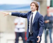  ??  ?? Massimo Rastelli, 46 anni, 1ª stagione a Cagliari Il Cagliari è tornato da solo in testa alla classifica di B dopo quasi 13 anni. L’ultima volta risaliva, infatti, alla 9ª giornata del 2002/03. Questa la testa della classifica di quel 5 novembre 2002:...