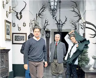  ?? Foto: Courtesy die Künstlerin und Paul Kasmin Gallery ?? Tina Barney nimmt die Oberschich­t bzw. deren Selbstinsz­enierung in den Blick. Bild: „The Antlers“(dt. „Das Geweih“, 2001) aus der Serie „The Europeans“.