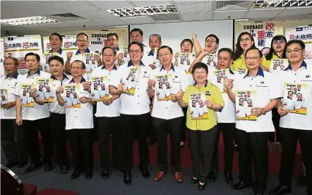  ??  ?? Moving forward: Gan (front row, sixth from left) and Tee (on Gan’s left) holding up their campaign poster at the launching of team GanTee’s manifesto at Wisma MCA.