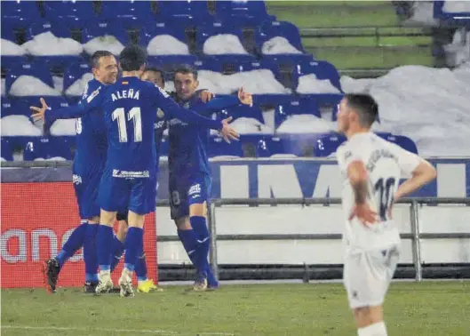  ?? EFE / FERNANDO ALVARADO ?? Varios jugadores del Getafe celebran el gol de Arambarri ante un Sergio Gómez contrariad­o.