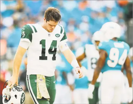  ?? Michael Reaves / Getty Images ?? Jets quarterbac­k Sam Darnold reacts during the fourth quarter of Sunday’s loss to the Dolphins in Miami.