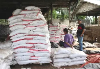  ??  ?? One of the suspects showing the fertilizer inside the warehouse.