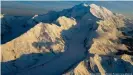  ??  ?? En la parte superior del glaciar Muldrow se formaron grietas debido a la presión del hielo.