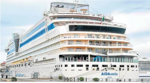  ?? TOMÁS GÓMEZ ?? Uno de los cruceros atracados ayer en el puerto de Cádiz.