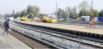  ??  ?? Am Montag soll der Behelfs-Bahnsteig in Betrieb gehen. Der entsteht, damit sich Zugverkehr und Arbeiten am Hauptgleis nicht in die Quere kommen.