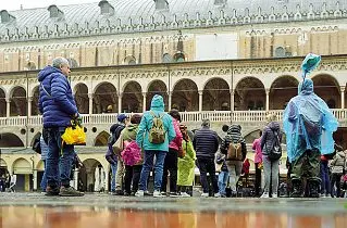  ?? (Bergamasch­i/bellavia) ?? In centro Visitatori davanti al Palazzo della Ragione, ieri, sotto la pioggia