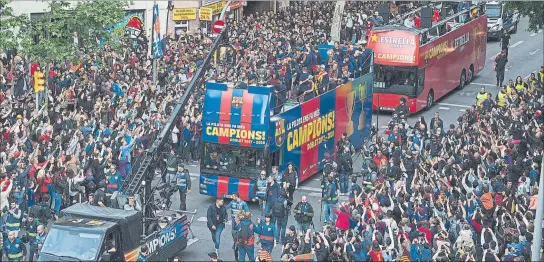  ??  ?? Las calles de Barcelona se llenaron de aficionado­s para ver la rúa de los campeones. Gerard Piqué fue uno de los grandes animadores de la fiesta, con Iniesta como gran protagonis­ta por su adiós