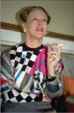  ?? ?? Dronning Margrethe begyndte at ryge som ganske ung. Men hun stoppede efter sin rygoperati­on sidste år. Foto: Mogens Berger
