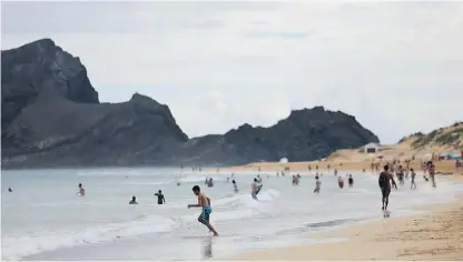  ??  ?? A praia do Porto Santo é um dos principais destinos turísticos do arquipélag­o da Madeira.