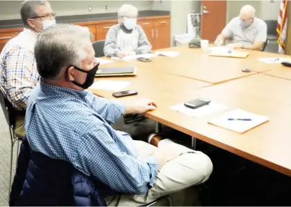  ??  ?? Republican State Rep. Rob Roberson and the Starkville Board of Aldermen discuss possible large-scale projects at the board’s work session Friday morning. (Photo by Charlie Benton, SDN)