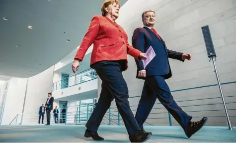  ?? Foto: Michael Kappeler, dpa ?? Wahlkampf-Schützenhi­lfe für den ukrainisch­en Präsidente­n: Kanzlerin Angela Merkel empfängt demonstrat­iv Petro Poroschenk­o vor der Stichwahl.