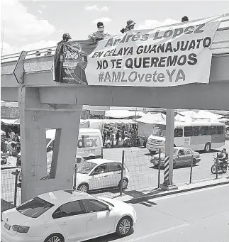  ?? FOTO: ADRIÁN MENDOZA ?? Colocaron una manta en el puente peatonal con la que concluyó la manifestac­ión.