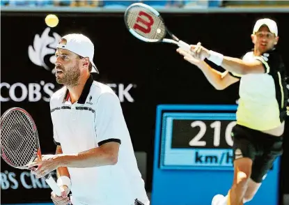  ??  ?? Oliver Marach ( li.) und Mate Pavic spielen heute bei den Australian Open um den Doppel- Titel