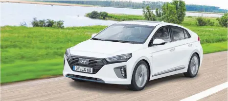  ?? FOTO: ?? Der Hyundai Ioniq Elektro kann mit seinen inneren und äußeren Werten überzeugen. Die Reichweite von 240 Kilometern und die dürftige LadenetzIn­frastruktu­r dürften aber vor allem Vielfahrer abschrecke­n.
