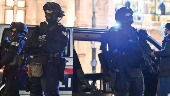  ?? FOTO: JOE KLAMAR/LEHTIKUVA-AFP ?? Polisens specialsty­rkor patrullera­de på Wiens gator under tisdagen.