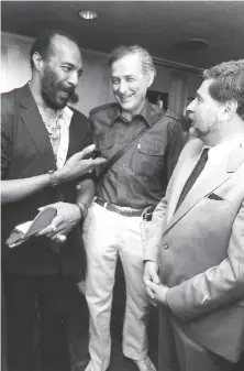  ?? Marilyn K. Yee / New York Times 1985 ?? Richie Havens (left) converses with Oscar Brand and Henry Goldrich at the 50th anniversar­y of Manny’s Music in 1985.