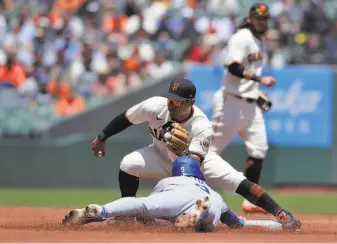  ?? Carlos Avila Gonzalez / The Chronicle ?? Donovan Solano catches Gavin Lux stealing during the DodgersGia­nts series at Oracle Park in May. Although the Giants have done well at Dodger Stadium, L.A. is undefeated in S.F.