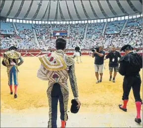  ?? JUAN HERRERO / EFE ?? Paseíllo en el regreso de los toros a San Sebastián, en agosto del 2015