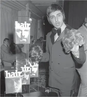  ?? EDMUND JARECKI/SUN-TIMES FILES ?? Joe Pepitone shows his wigs at a Drake Hotel cocktail party in the early 1970s to introduce his new Chicago hairpiece business.