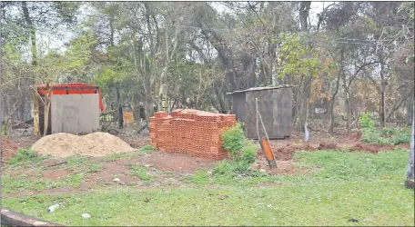  ??  ?? Algunos de los invasores se preparan para erigir casas de material cocido en el inmueble.