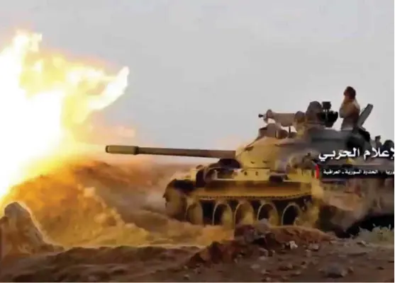  ?? FOTO: AP/ NTB SCANPIX ?? En syrisk stridsvogn skyter mot fiendtlige styrker like ved grensen mellom Syria og Irak. Bildet er hentet fra en video som er blitt publisert av den syriske haeren.