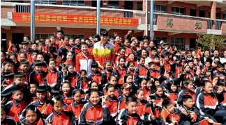  ??  ?? 2 de abril de 2017. Miembros del Fondo de Bienestar de Campeones Deportivos visitan la Escuela Primaria Central de Jiayi, en el distrito de Pingjiang, donde donaron 200.000 yuanes para la construcci­ón de infraestru­ctura.