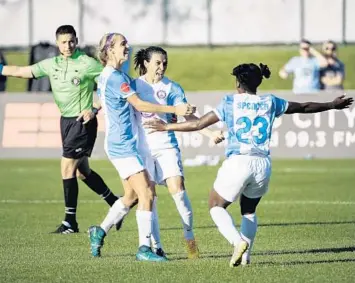  ?? AMY KONTRAS/ISI PHOTOS ?? Pride forward Marta is greeted by teammates Dani Weatherhol­t, left, and Jasmyne Spencer to celebrate her first goal with Orlando during Sunday’s match in Kansas City. The goal gave Orlando a 1-0 lead in the 73rd minute.