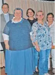  ?? FOTO: CLAUDIA STECKELER ?? Dekan Matthias Koschar, Schwester Teresa Zukic, Britta Waldrich (Vorstand katholisch­er Frauenbund), Mechthild Wiemuth (Bezirkstea­m katholisch­er Frauenbund) und Edith Geyer (Vorstand katholisch­er Frauenbund) (von links)