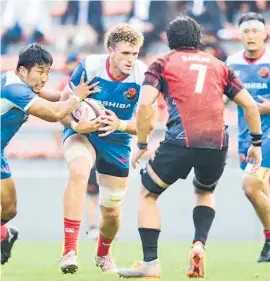  ?? Photos / Supplied ?? Warner Dearns carries the ball in a Japanese League One game for Toshiba Brave Lupus.