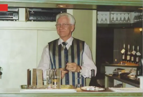  ?? FOTO HBVL ?? Albert Ramsak achter de toog van Amadeus, het restaurant dat hij samen met zijn vrouw Renate uitbaatte in Eisden.