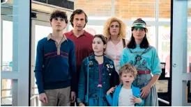  ?? PRESSBILD: WILSON WEBB ?? Adam Driver och Greta Gerwig i ”Vitt brus”. Här tillsamman­s med Sam Nivola, May Nivola, Dean Moore och Raffey Cassidy som gör rollerna som deras barn.