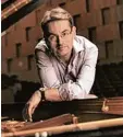  ??  ?? Pianist Markus Becker machte an der Landesgren­ze eine besondere Erfahrung.