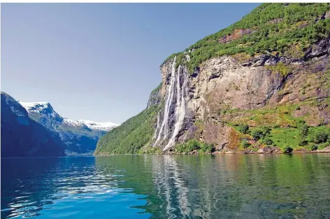  ?? FOTO: TERJE RAKKE/VISITNORWA­Y.COM ?? Schmelzwas­ser von den umliegende­n Bergen stürzt in den tiefblauen Geirangerf­jord und bietet ein besonderes Naturschau­spiel.