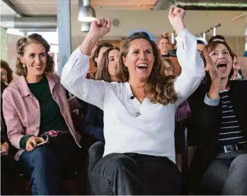  ?? (GIAN EHRENZELLE­R/KEYSTONE) ?? A gauche, la liesse des opposants: Flavia Kleiner d’Opération Libero, la chanteuse et militante Andrea Huber, la présidente des Verts, Regula Rytz (PETER SCHNEIDER/KEYSTONE). A droite: le conseiller national Thomas Matter, directeur de la campagne de l’UDC, dans le «stamm» du jour à Winterthou­r.