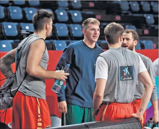  ??  ?? CORDIALIDA­D. Doncic habla amigableme­nte con Sergio Rodríguez y los hermanos Hernangóme­z en un entrenamie­nto en el Sinan Erdem.