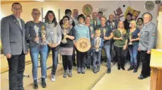  ?? FOTO: SUSANNE GRIMM ?? Die Bestplatzi­erten der Vereine stellen sich mit den Verantwort­lichen des Sportschüt­zenvereins Glashütte zum Siegerfoto.