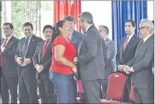  ??  ?? Abdo Benítez habla con una beneficiar­ia de Indert, ayer.