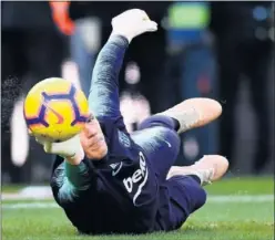  ??  ?? IMPORTANTE. Ter Stegen, en una acción previa a un partido.