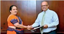  ??  ?? Malik Wickramana­yake -Deputy General Manager, Operations exchanging the agreement with Nalani Bandara, Superinten­dent EPF Department of CBSL