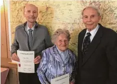  ?? Foto: Andreas Hrubey ?? Ehrungen bei den Sudetendeu­tschen: (von links) Heinz Mück, Maria Endres, Dr. Gün ther Marzelli (Ortsobmann). Ebenfalls geehrt worden, aber nicht auf dem Bild, ist Edith Malinowski.