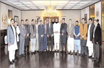  ?? -APP ?? President Dr. Arif Alvi in a group photo with the delegation of Sahiwal Chamber of Commerce & Industry at the Aiwan-e-Sadr.