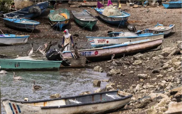  ?? Alonso tenorio ?? Estas lanchas vacías en el muelle Conchal, en Colorado de Abangares, Guanacaste, son reflejo del desempleo en la zona. La Chorotega es la región con mayor incremento en pobreza, de acuerdo con la última Encuesta Nacional de Hogares.