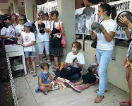  ??  ?? Cacerolazo La protesta delle mamme ieri mattina in piazza Puccini