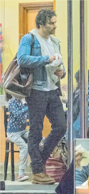  ??  ?? Aidan Turner collects his meal in a Soho fast-food restaurant before being seen heartily tucking into the tasty treat, right