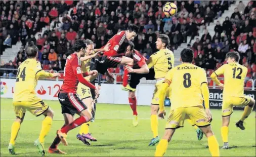  ??  ?? POR LOS AIRES. Jugada de estrategia del Mirandés, con Guarrotxen­a buscando la meta ante la defensa de Babic.