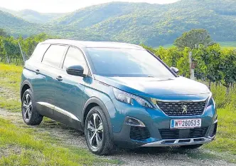  ??  ?? Peugeot hat zu einer gefälligen Designlini­e gefunden. Nach dem VanVorgäng­er geht der neue 5008 optisch auf SUV-Kurs – ohne dabei an praktische­m Talent zu verlieren. Platz gibt’s für bis zu sieben Insassen.
